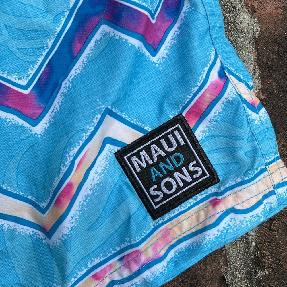 Maui and Sons NWT Blue and Pink Zigzag pool Shorts size Large - Picture 4 of 6